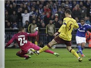 Arsenal đánh mất 2 điểm trước Schalke: Khi thủ như mơ ngủ